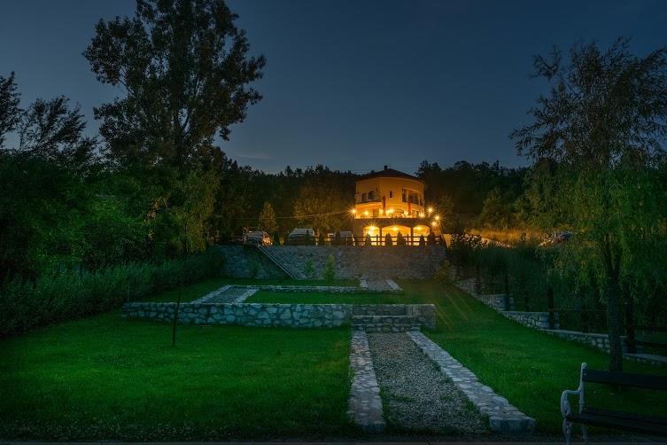 Pensiunea Casa Mircea & Restaurant Eselnita Ngoại thất bức ảnh